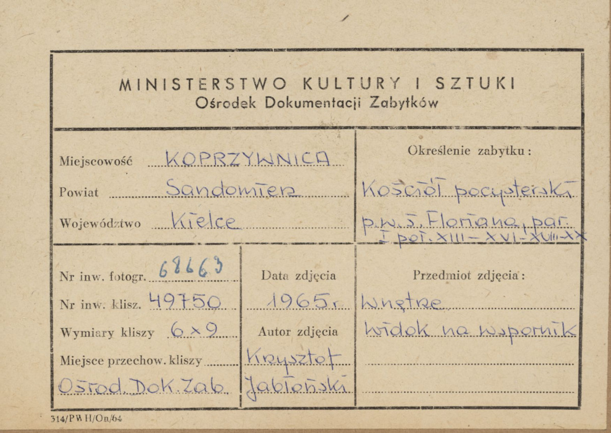 Zespół klasztorny - kościół, wnętrze , widok na wspornik łuku  - metryczka, skan 1