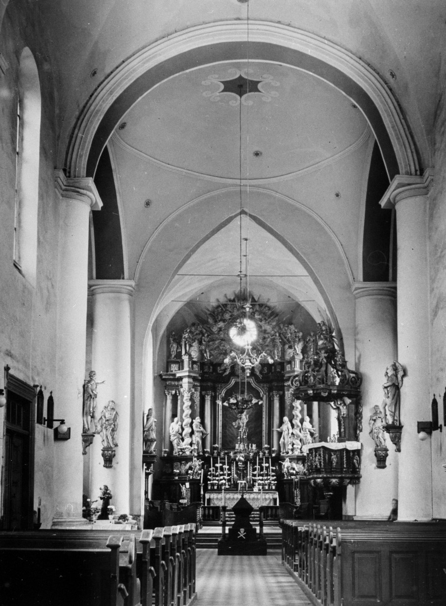 klasztor Boromeuszek /d. Klarysek oraz Augustianów/ - kościół pw. Podwyższenia Krzyża Świętego - wnętrze - nawa główna - prezbiterium - ołtarz główny, skan 1