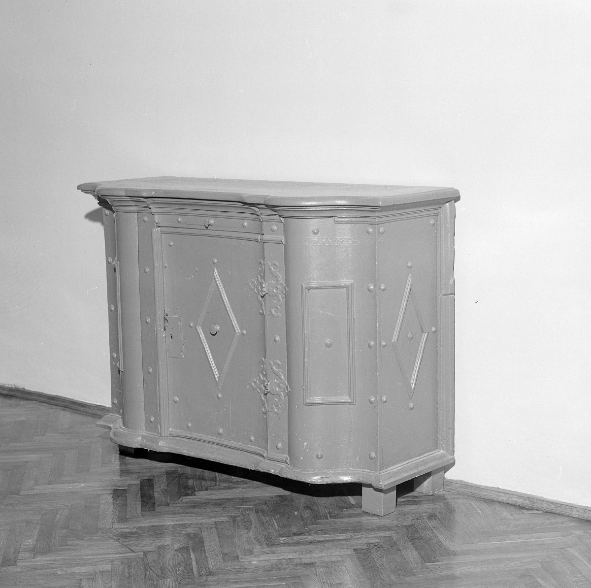 klasztor ss. Mniszek Benedyktynek - zbiory - komoda z XVIII w., skan 1