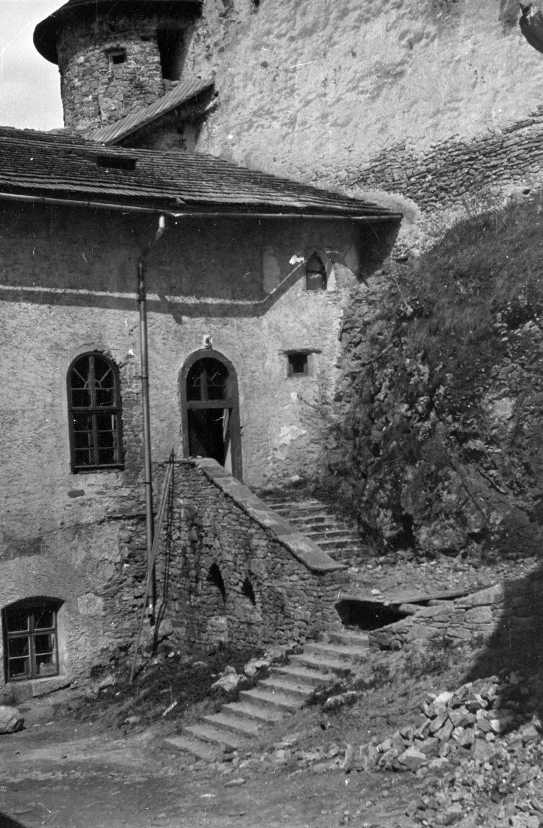 zamek - fragment dziedzińca, skan 1