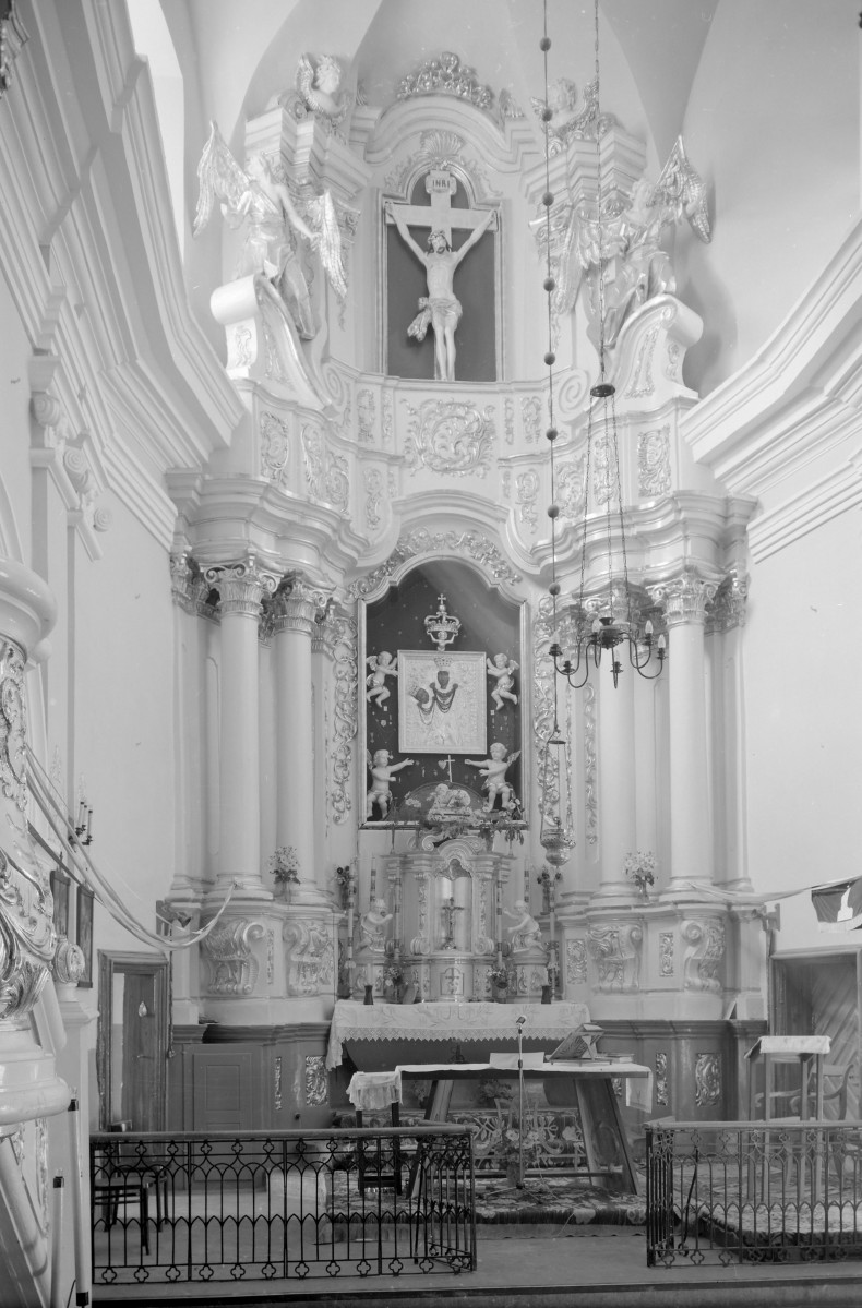 Kościół św. Jacka - wnętrze: ołtarz główny i fragment korpusu ambony, skan 1