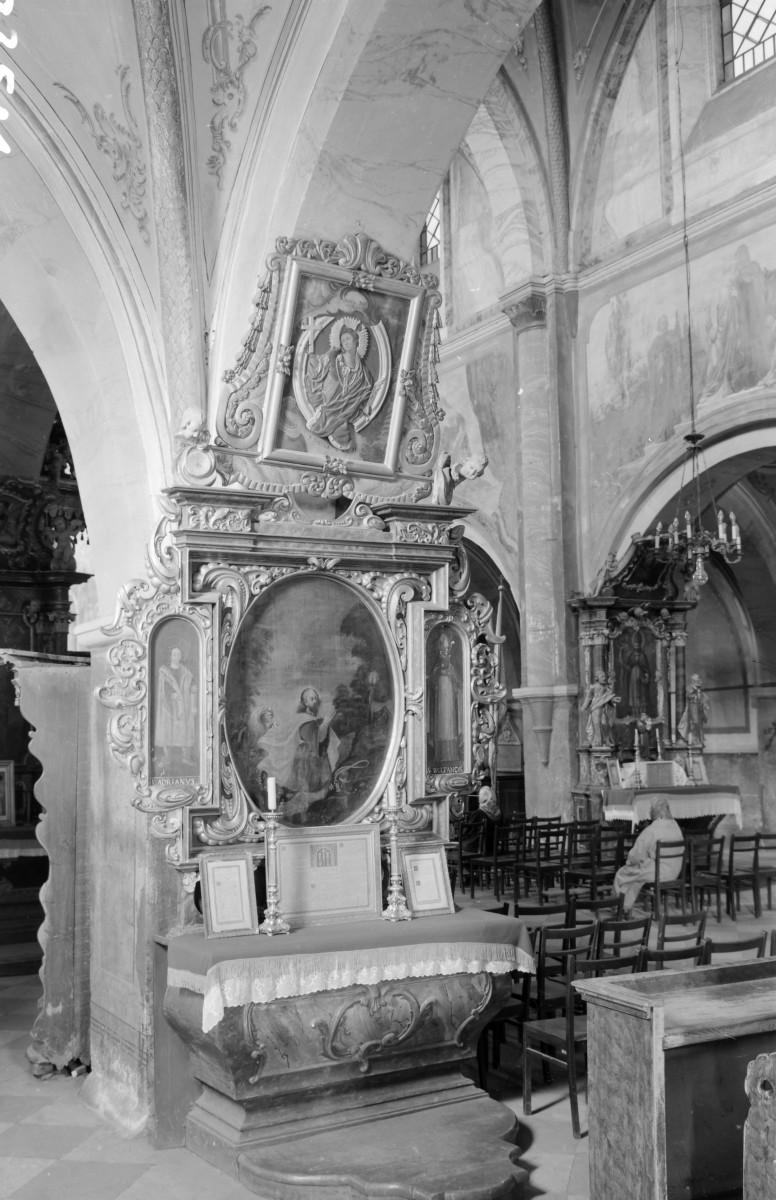 klasztor Cystersów, kościół Św. Floriana - wnętrze, nawa północna, ołtarze na filarze od nawy głównej, skan 1