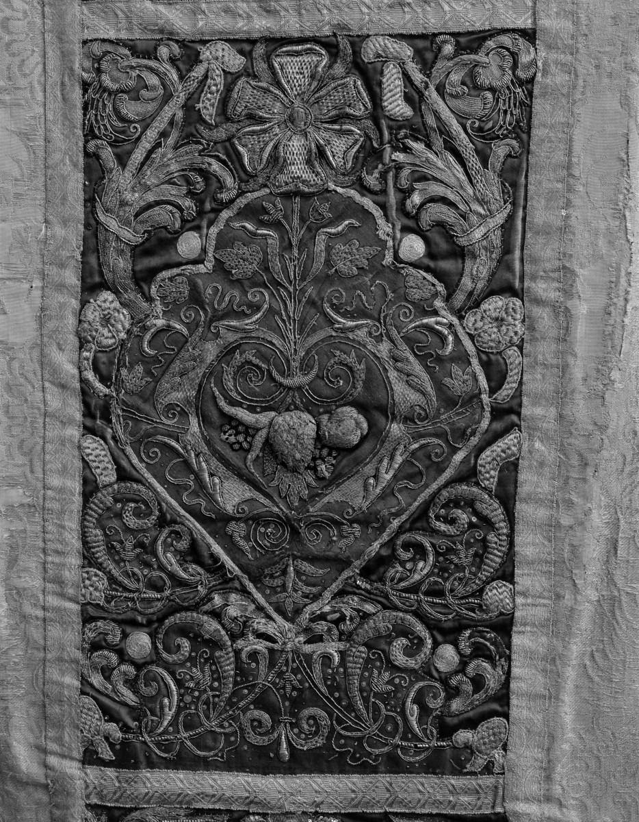 Kościół Sióstr Wizytek - dalmatyka czerwona z tzw. kompletu królewskiego, 1650-60, detale haftu, skan 1