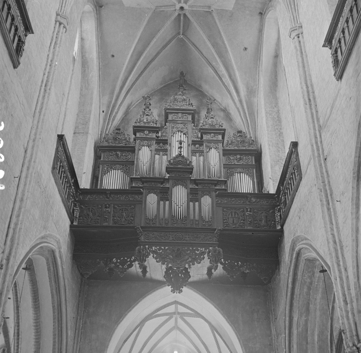 kościół Świętych Apostołów Jakuba i Filipa - nawa główna, prospekt organowy, skan 1