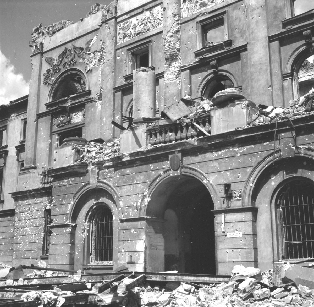 Zrujnowany front Pałacu Mostowskich. Część środkowa., skan 1