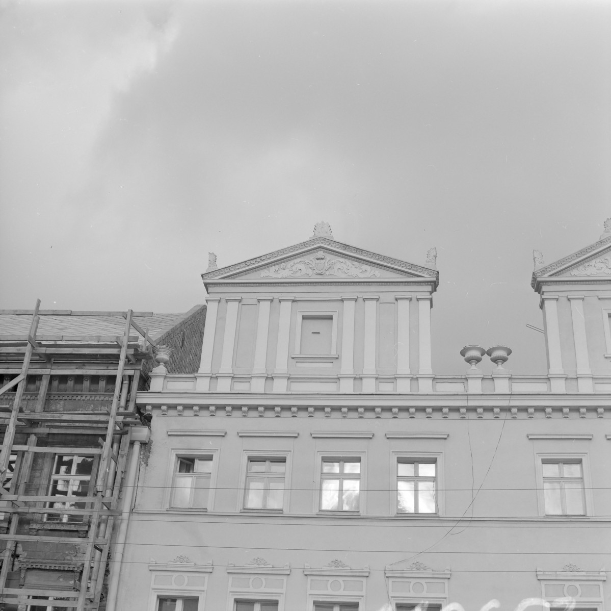 Pierzeja. Kamienica. Elewacja frontowa. klasycyzm i barok. Attyka na szczycie kamienicy., skan 1