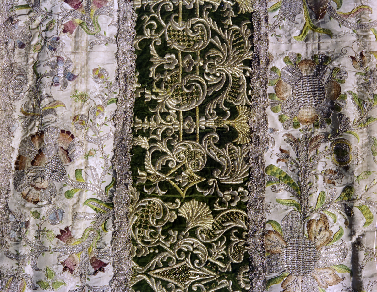 klasztor Benedyktynek - zbiory - materiał z haftem - fragment, skan 1