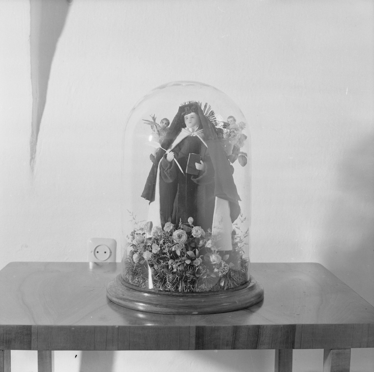 klasztor ss. Mniszek Benedyktynek - zbiory - figurka woskowa św. Scholastyki z XVIII wieku, skan 1