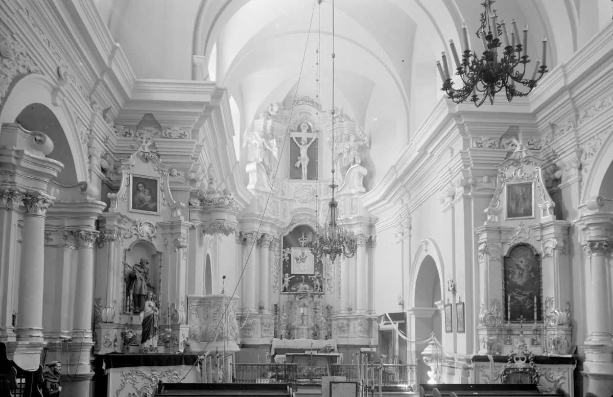 Kościół św. Jacka - wnętrze: prezbiterium i ołtarz główny, skan 1