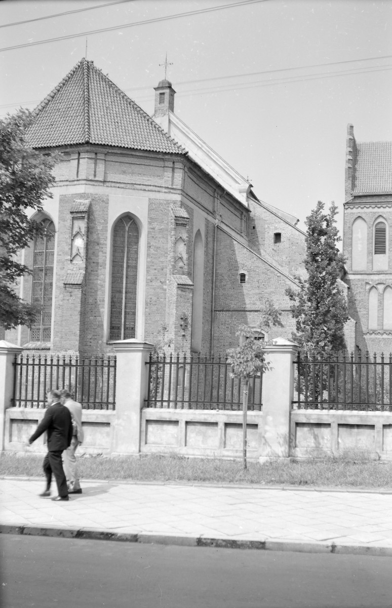 Katedra św. Michała Archanioła - elewacja prezbiterium z przyporami, skan 1