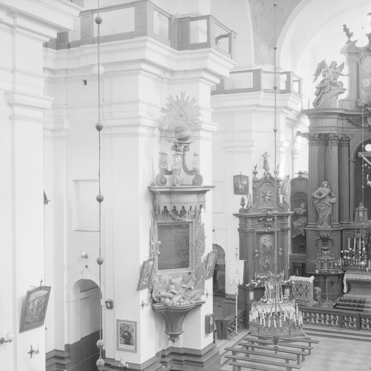 Kościół św. Józefa Oblubieńca i św. Antoniego z Padwy - wnętrze o barokowym wystroju. Nawa główna z wysokimi masywnymi filarami i łukami wspierającymi sklepienie kolebkowe z lunetami. Pilastry o porządku korynckim. Fragment ołtarza głównego. Ołtarze boczne ustawione przy filarach. Tablica erekcyjna z 1739 roku., skan 1