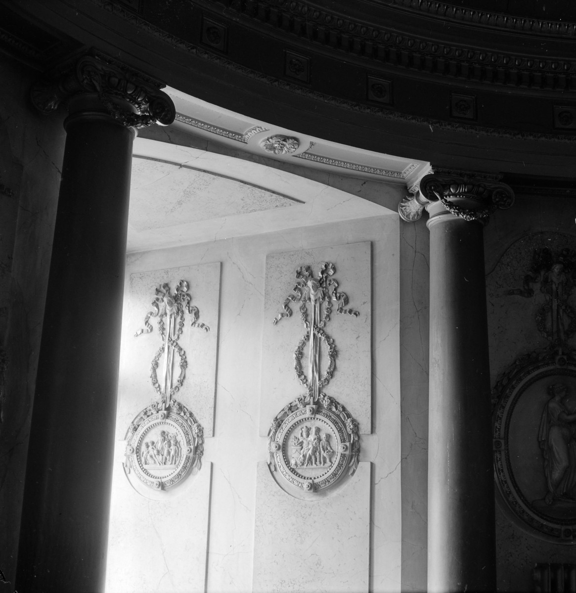 pałac - wnętrze: fragment dekoracji rotundy, skan 1