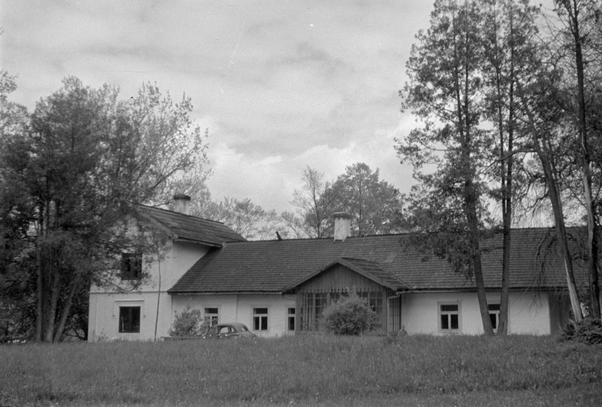 dworek Marii Konopnickiej - elewacja od ogrodu, skan 1