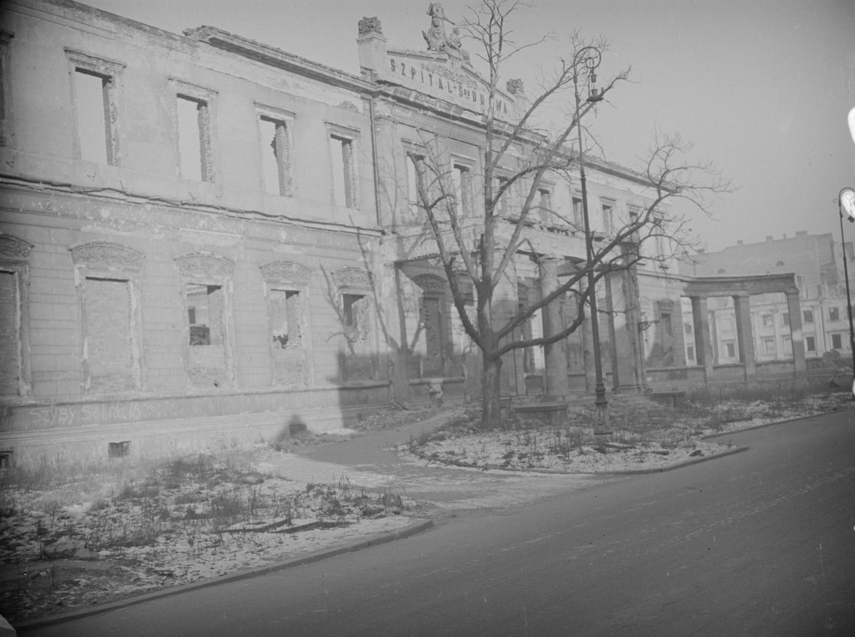 Szpital św. Ducha - zniszczona elewacja frontowa., skan 1