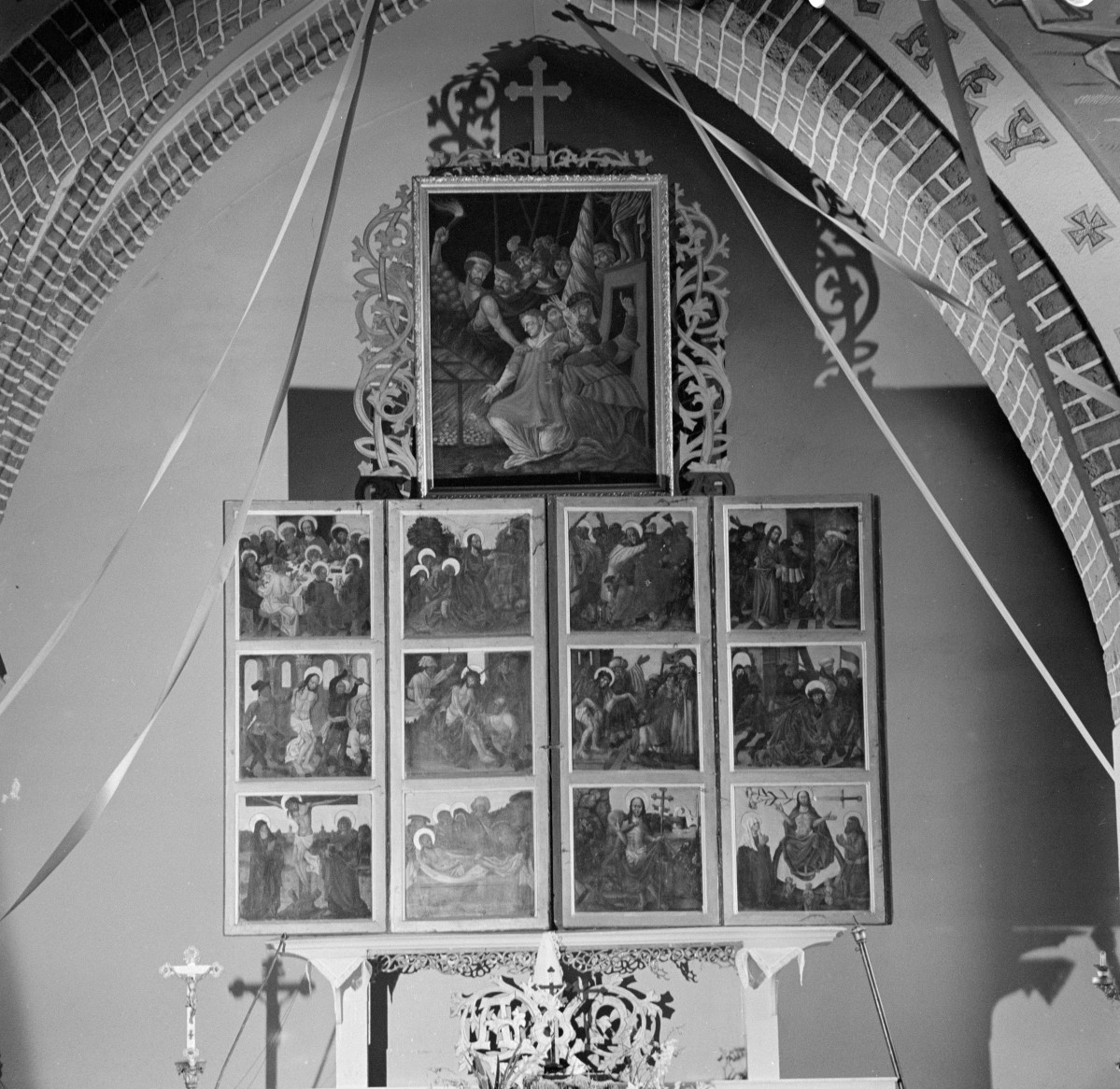 kościół parafialny pw. św. Wawrzyńca - wnętrze: ołtarz główny (poliptyk) (zamknięty) rozłożony, skan 1