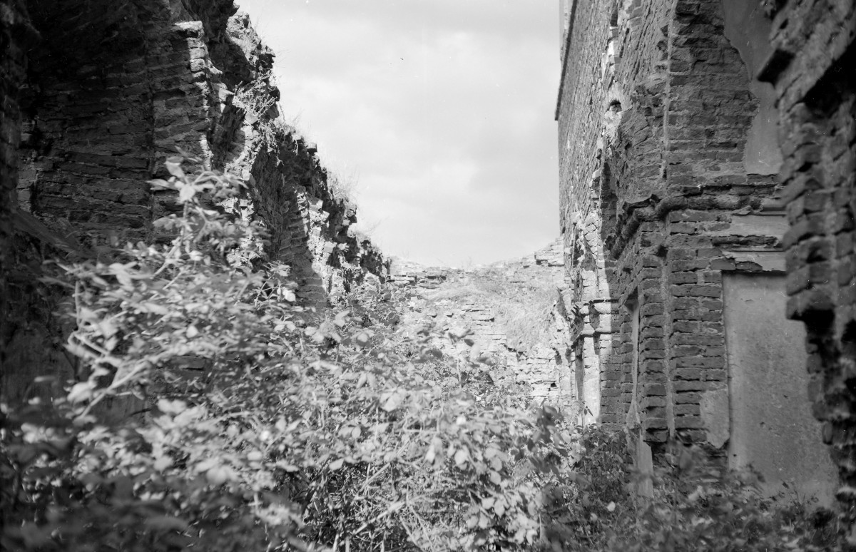 Kościół Matki Boskiej Loretańskiej - wnętrze ruin, skan 1