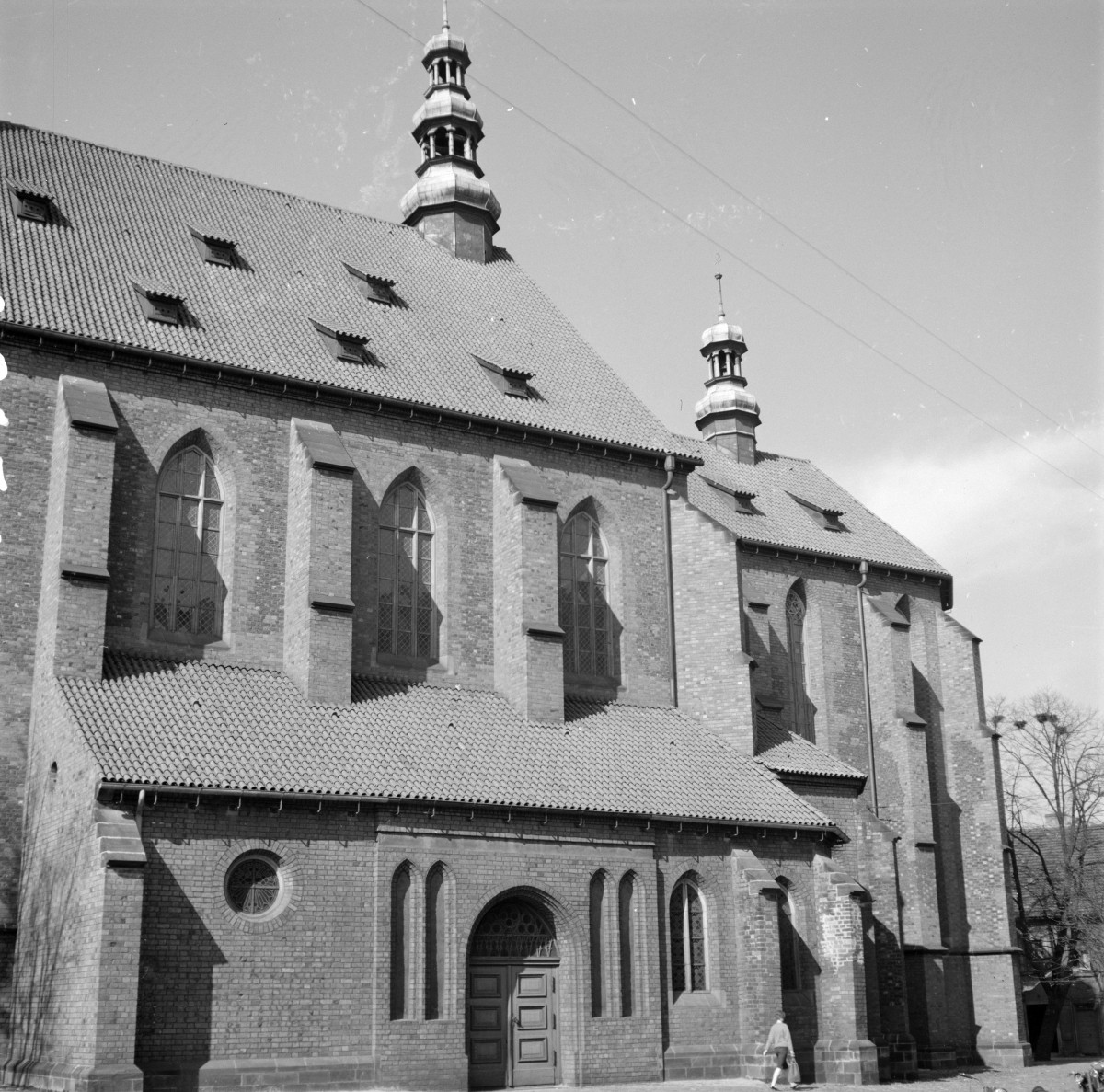 kościół pw. Wszystkich Świętych - elewacja południowa - fragment, skan 1