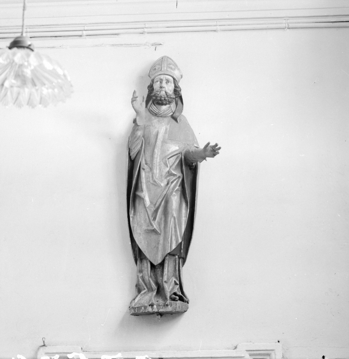 kościół parafialny pw. św.św. Mikołaja i Franciszka Ksawerego - wnętrze, rzeźba Sw. Mikołaja, skan 1