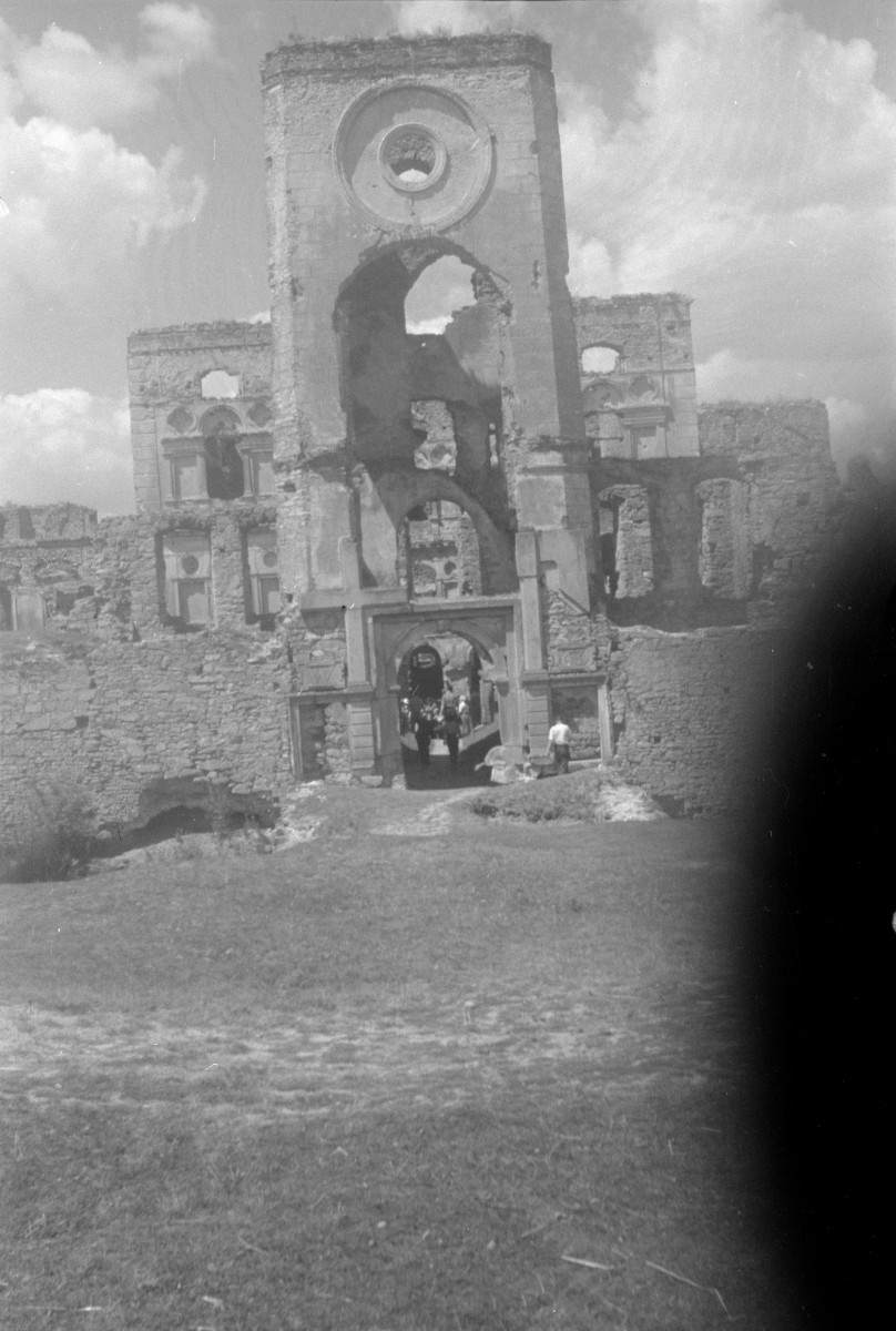 zamek Krzyżtopór, ruiny i widok na bramę od płd., skan 1