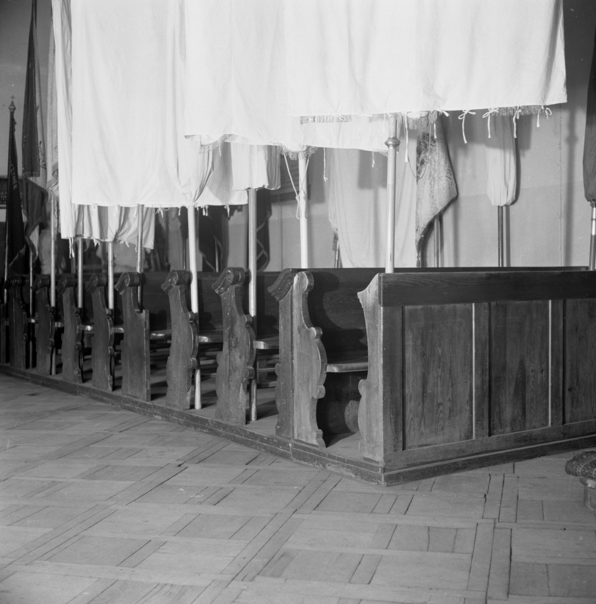 katedra św. Mikołaja Biskupa - wnętrze, ławki i chorągwie , skan 1