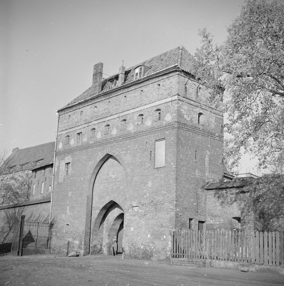 brama Klasztorna - widok ogólny, skan 1