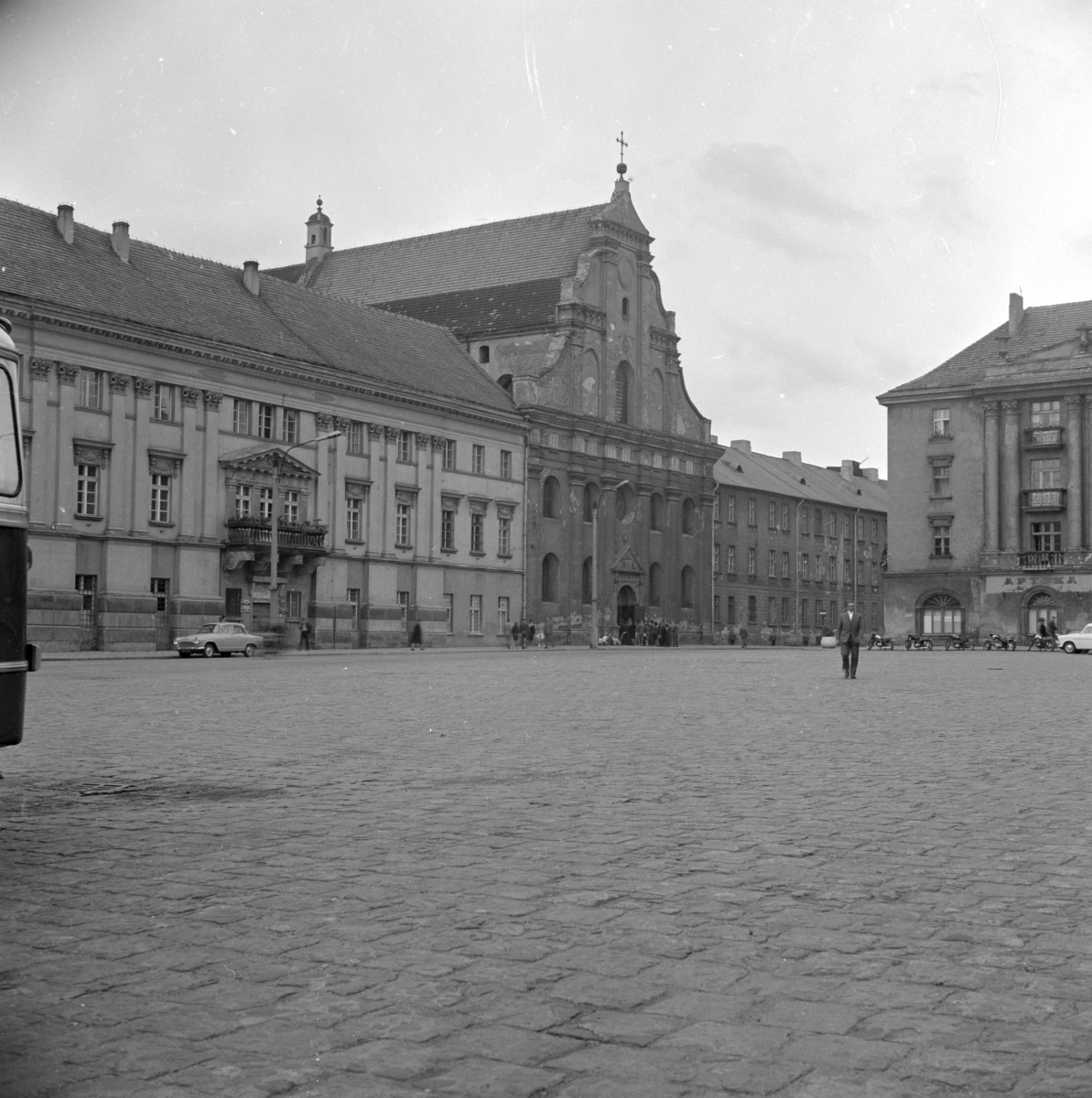 plac - widok ogólny, zabudowa miejska, kościół, skan 1