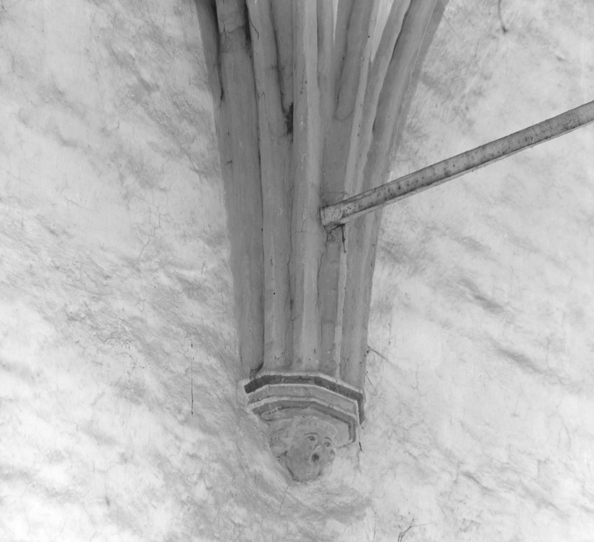 Kościół pod wezwaniem św. Jakuba i św. Mikołaja - wnętrze: wspornik w nawie głównej., skan 1