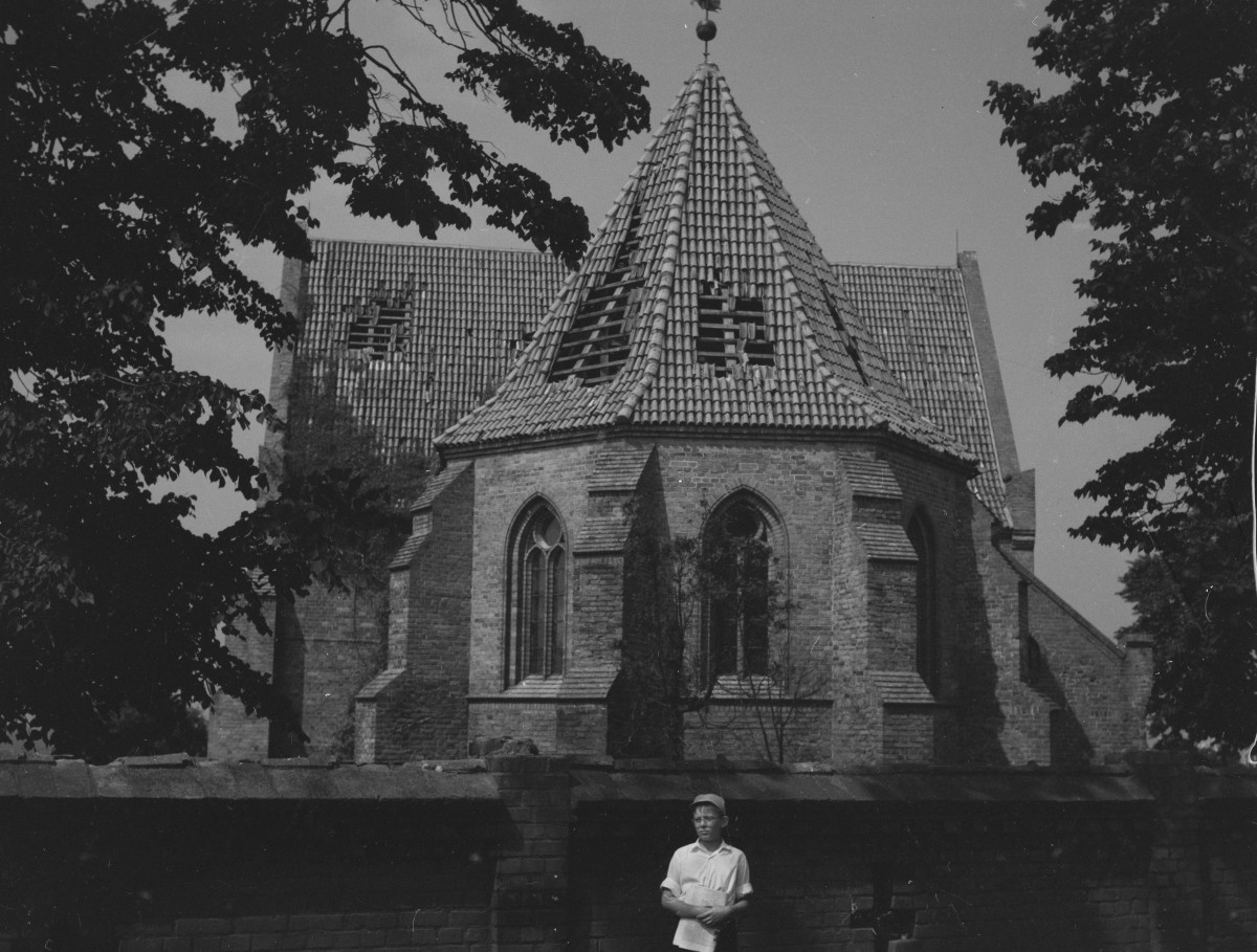 kościoł pw. św. Piotra i Pawła - elewacja od strony prezbiterium, ob. Muzeum Rybołóstwa, skan 1