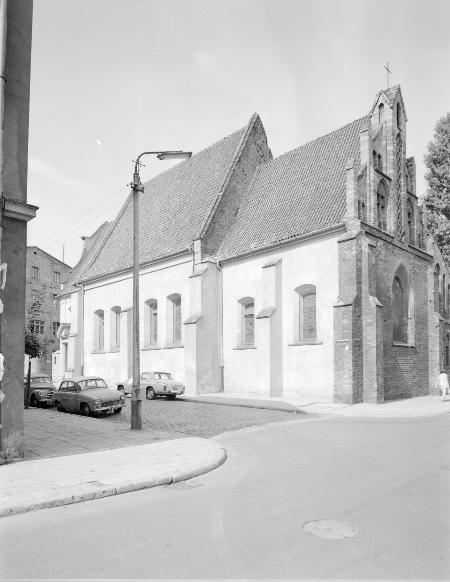 Kościół kalsztorny salezjanów. Widok ogólny. Dwunawowa budowla. Elewacja boczna., skan 1