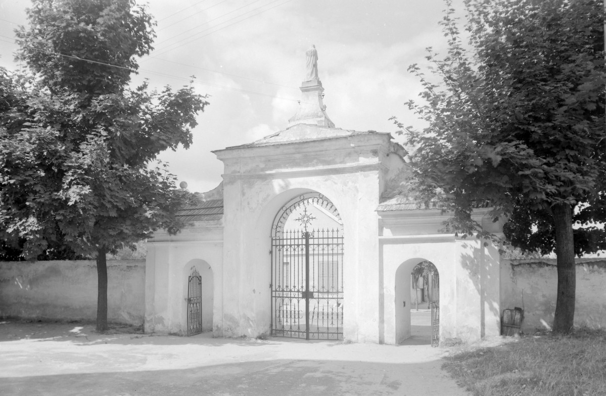 Kościół Trójcy Świętej i Narodzenia Najświętszej Maryi Panny - brama w ogrodzeniu kościoła, skan 1