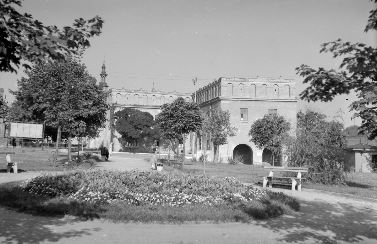 zamek i otaczająca zabudowa - widok od zachodu, skan 1