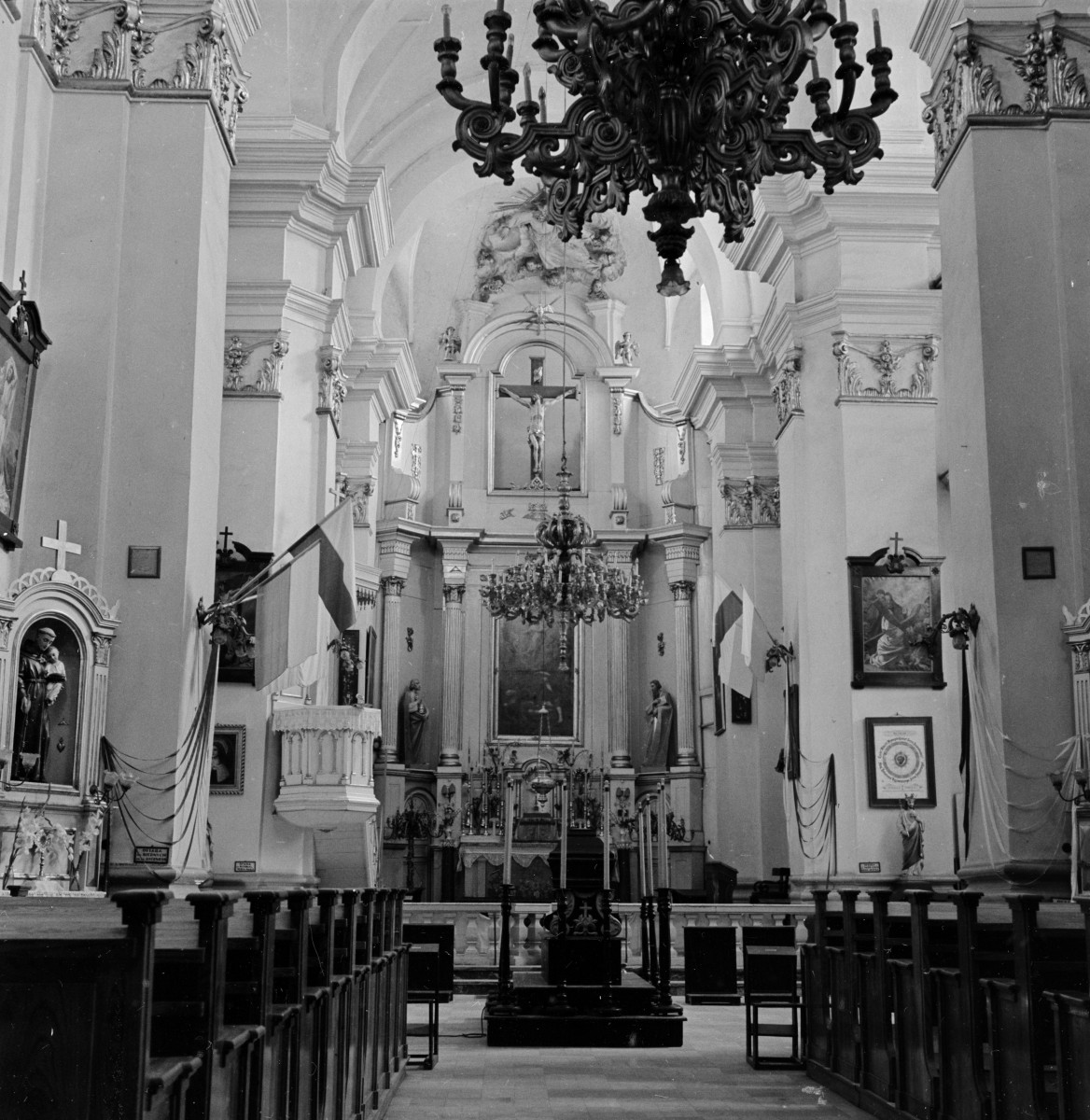 kościół św. Anny - wnętrze: widok na ołtarz główny, skan 1