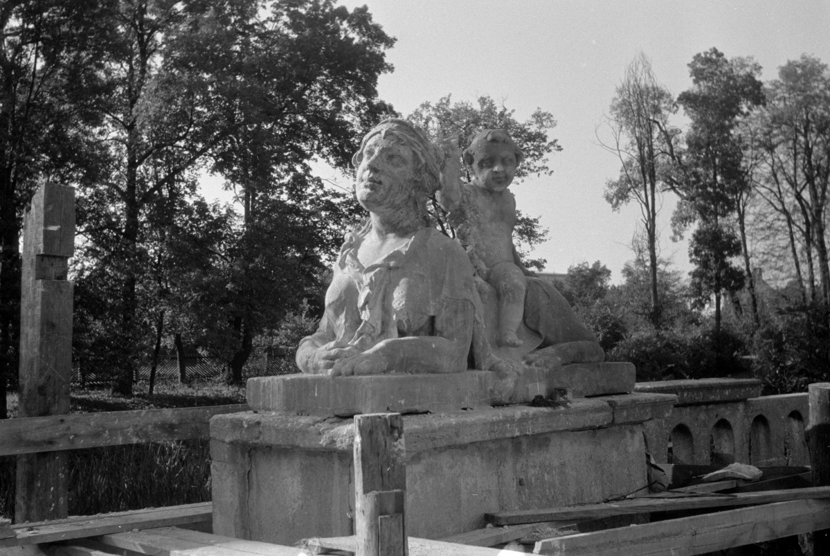 pałac Branickich - rzeźba z tarasu parkowego, skan 1