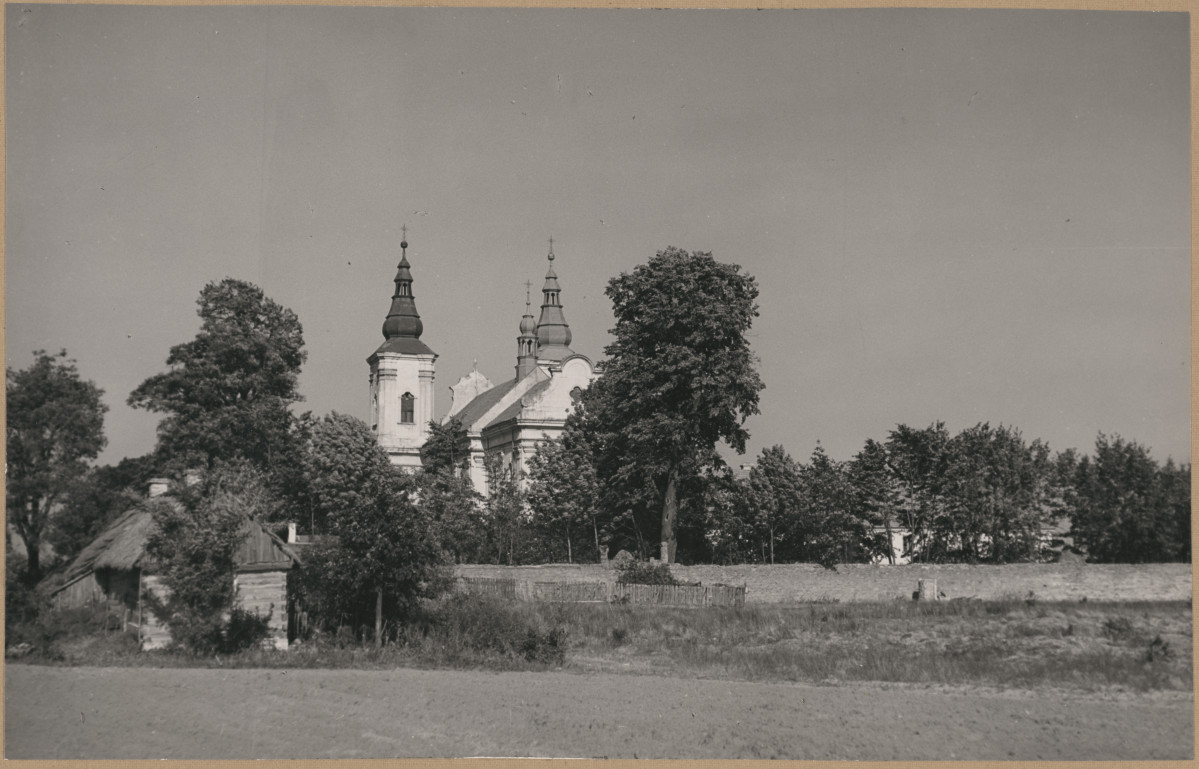 Zespół klasztorny - widok od strony płd. na kościół

 , skan 1