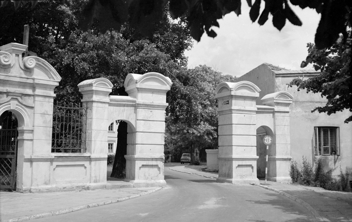 dawny klasztor popauliński - brama ogrodzenia klasztoru, skan 1