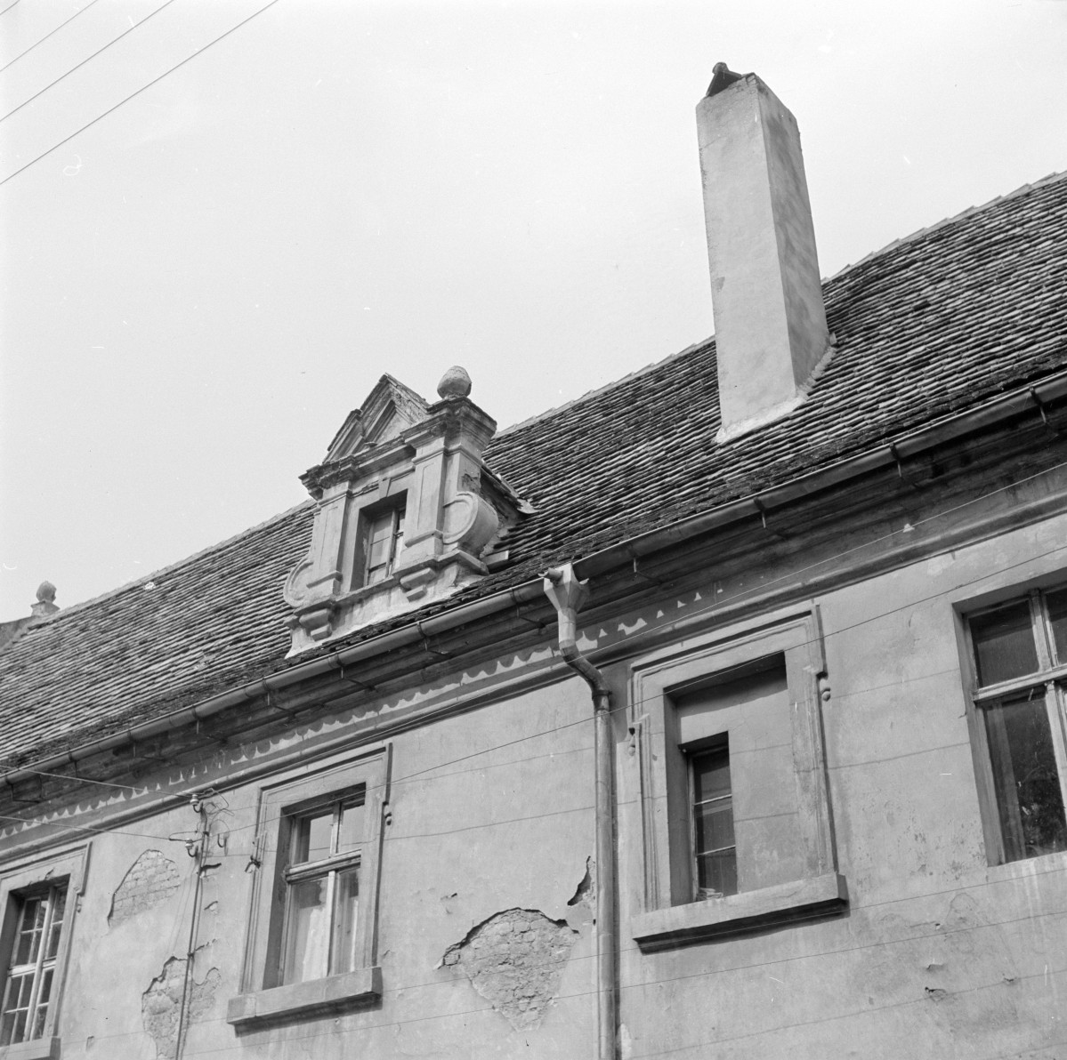 rynek miejski - kamienica - elewacja frontowa - fragment, skan 1
