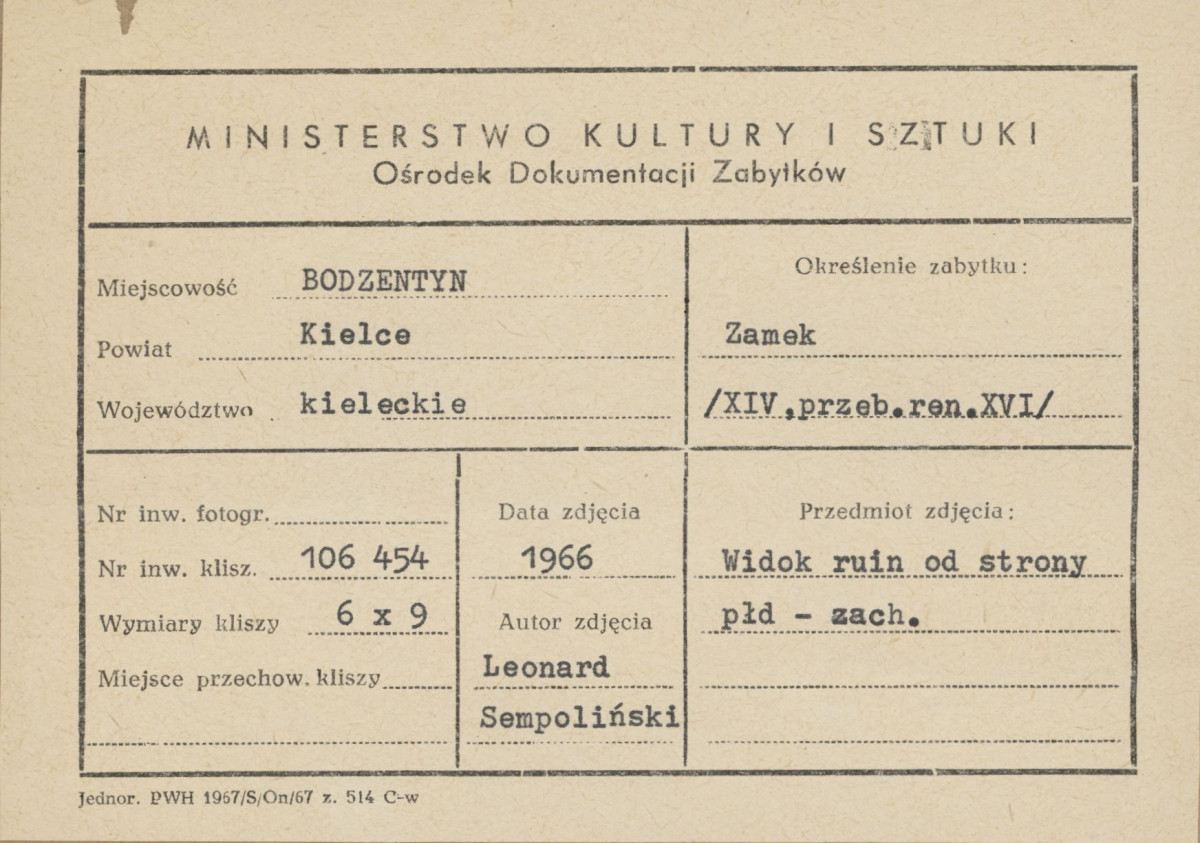 Ruiny zamku biskupów krakowskich - fragment , widok od strony płd-zach.- metryczka, skan 1