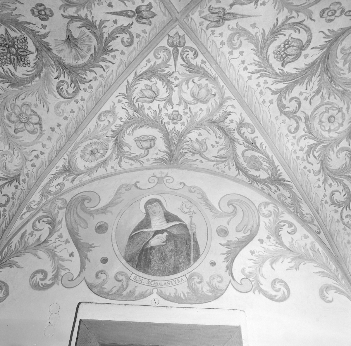 klasztor ss. Mniszek Benedyktynek - kościół pw. Najświętszej Maryi Panny i św. Wojciecha - wnętrze - polichromia korytarza przy chórze zakonnym - fragment, skan 1
