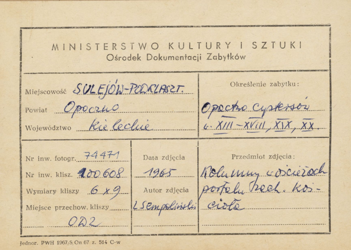 Zespół opactwa cystersów - portal główny kościoła, widok na kolumienki po lewej stronie - metryczka, skan 1