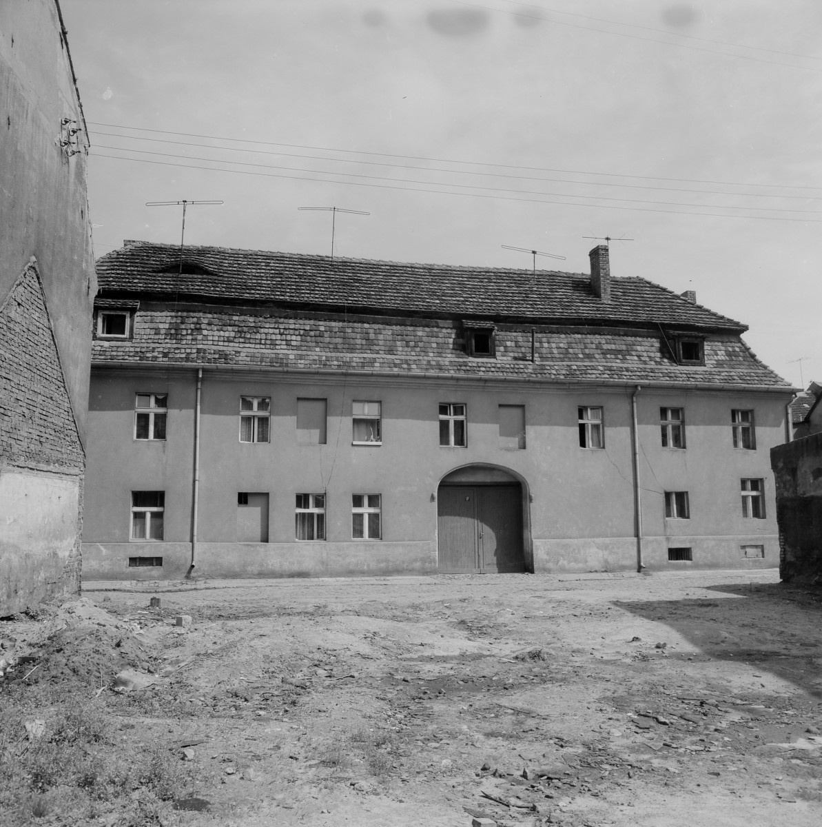 Dom - widok ogólny, elewacja frontowa, skan 1