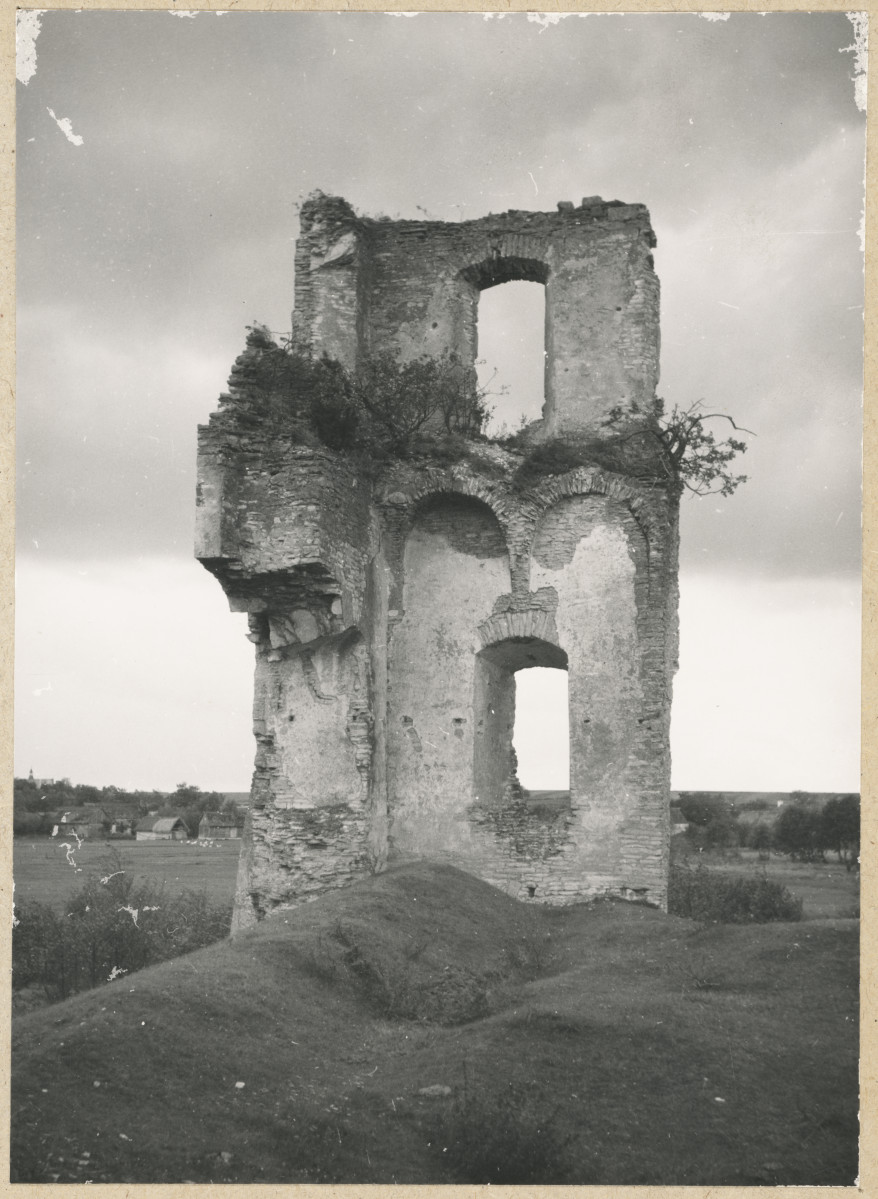 Ruiny zamku - fragment narożnika ze śladami sklepień 

, skan 1