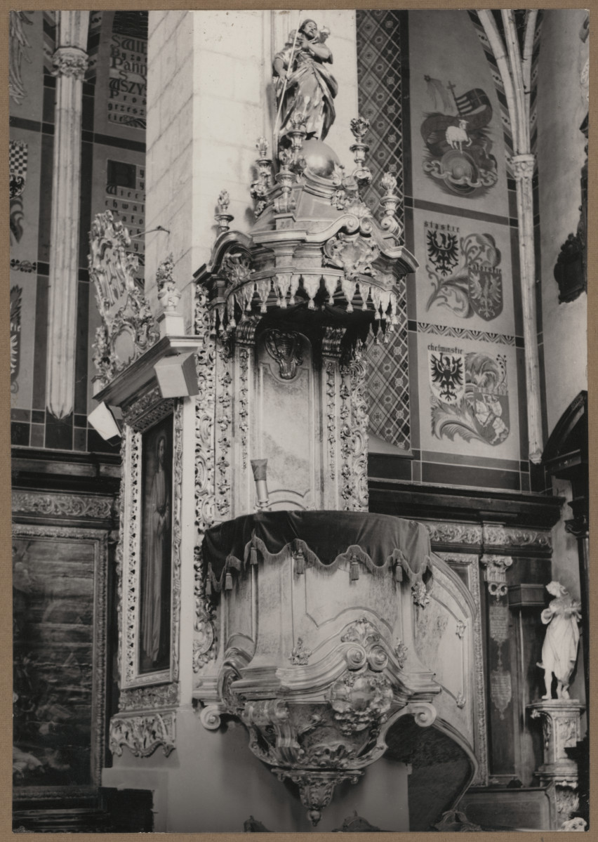 Katedra - fragment wnętrza, widok na ambonę, skan 1