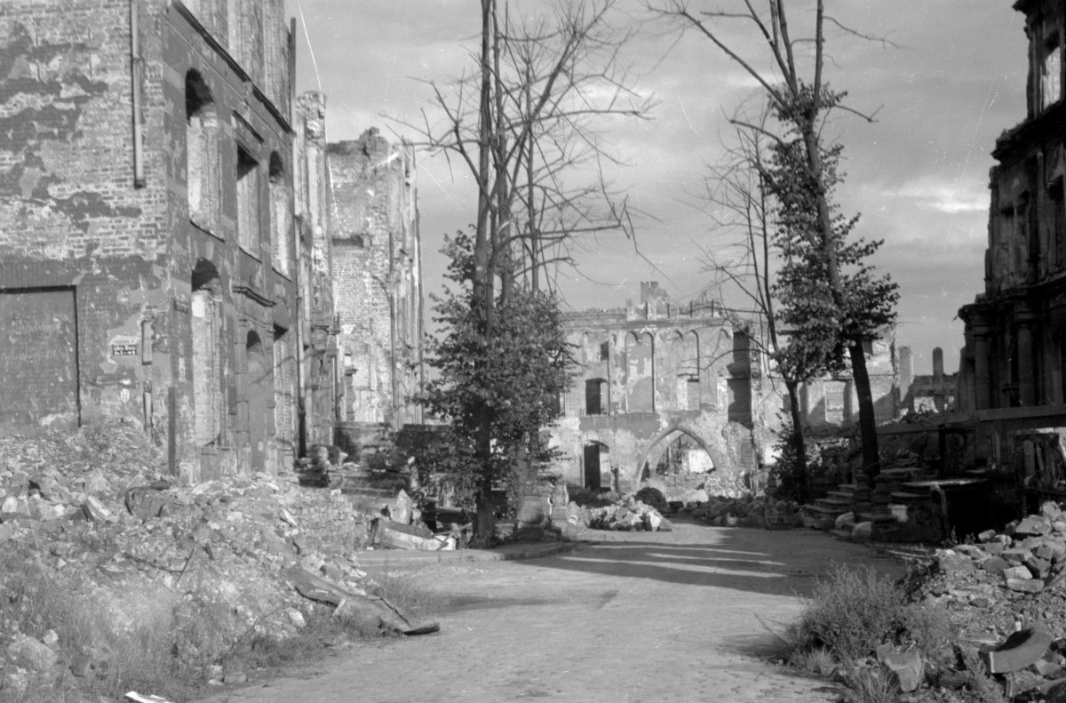 ulica Chlebnicka i Brama Chlebnicka - widok ruin, skan 1