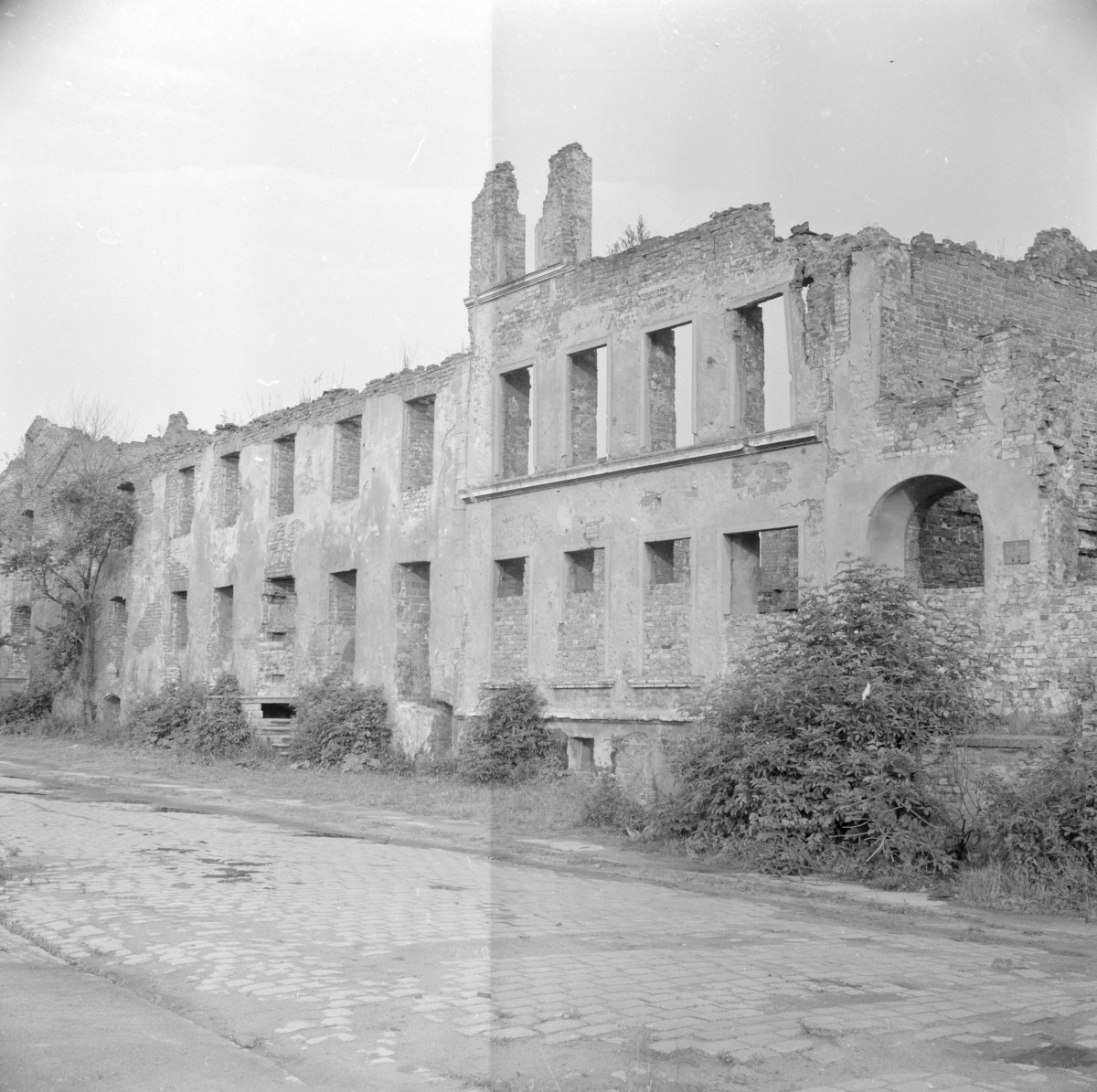 zespół szpitala św. Ducha, ob. Biblioteka Wojewódzka, budynek szpitalny - elewacja zachodnia - ruina, skan 1
