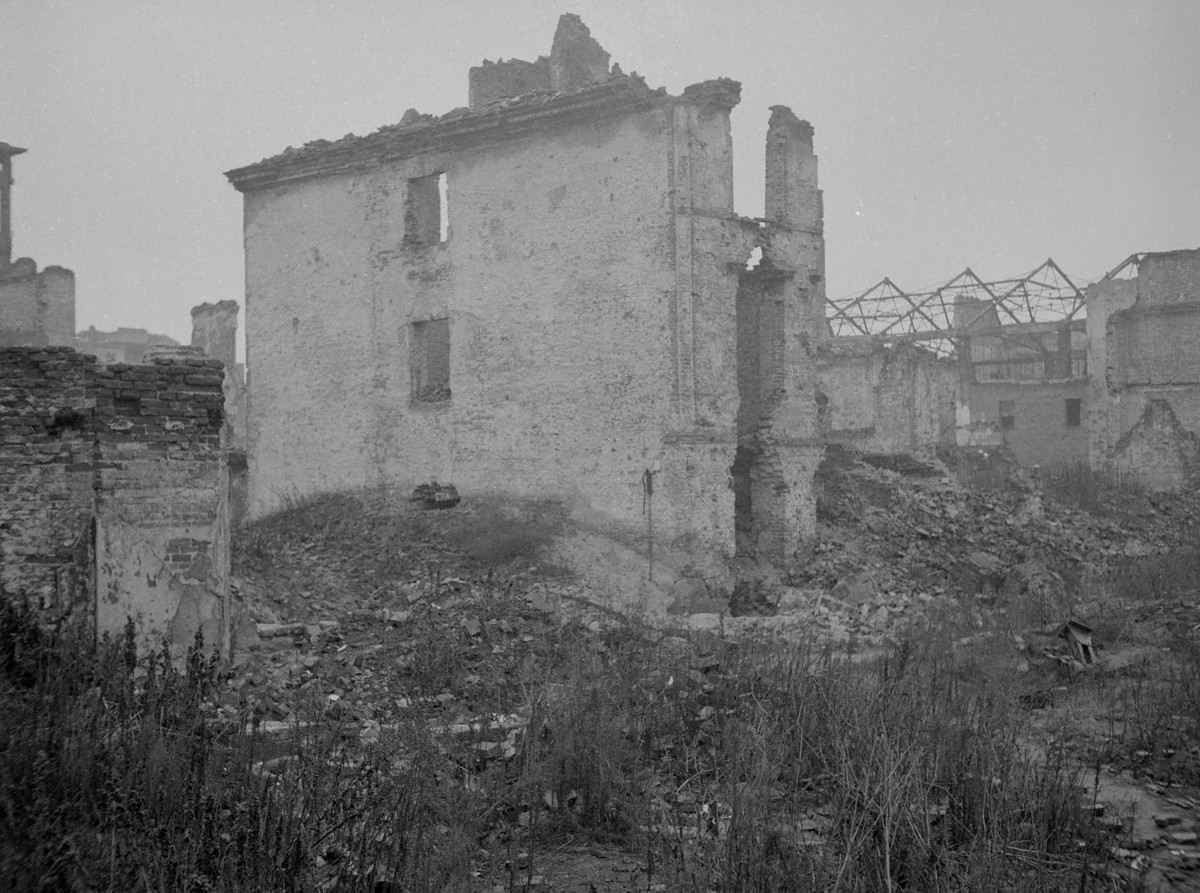 Zniszczony budynek. Brak identyfikacji., skan 1