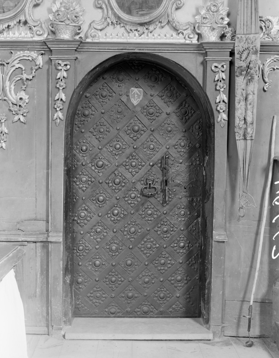 kościół parafialny pw. św. Jana Chrzciciela - wnętrze: portal do zakrystii, skan 1