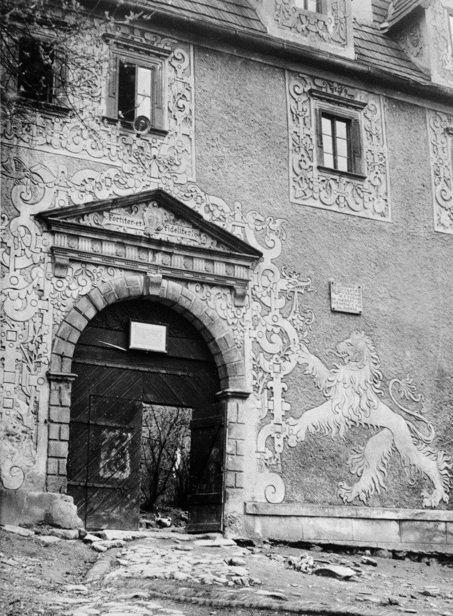 zamek Grodno - zamek dolny - widok na budynek bramnny ze sgraffito, skan 1
