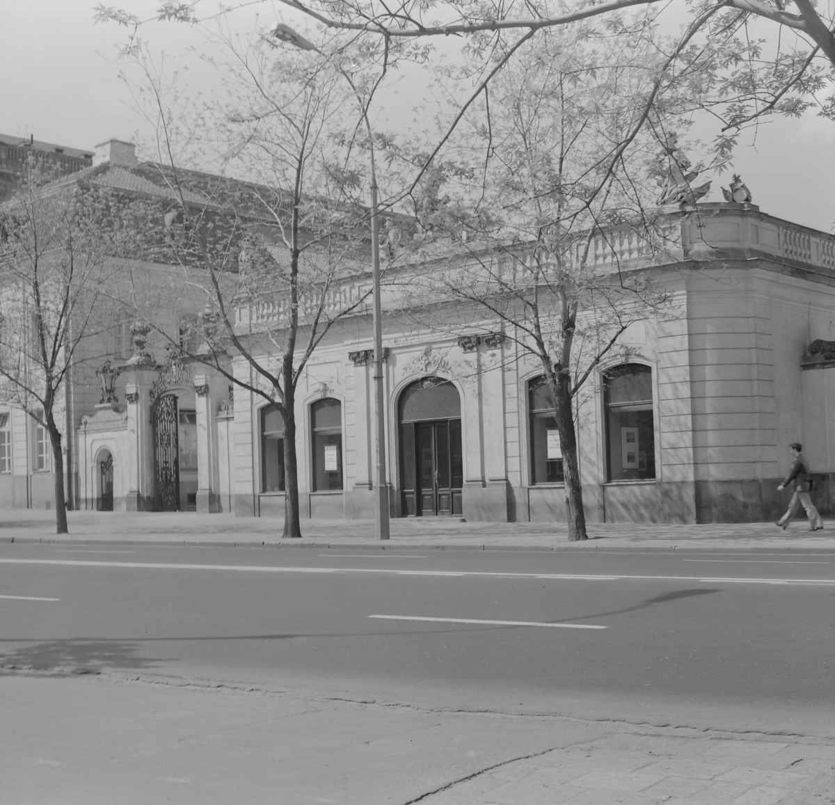 Kordegarda - elewacja i widok ogólny od strony ulicy, skan 1