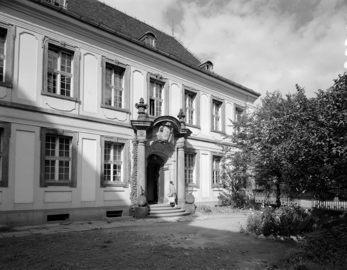 Klasztor franciszkanów reformatów - portal od strony dziedzińca, skan 1