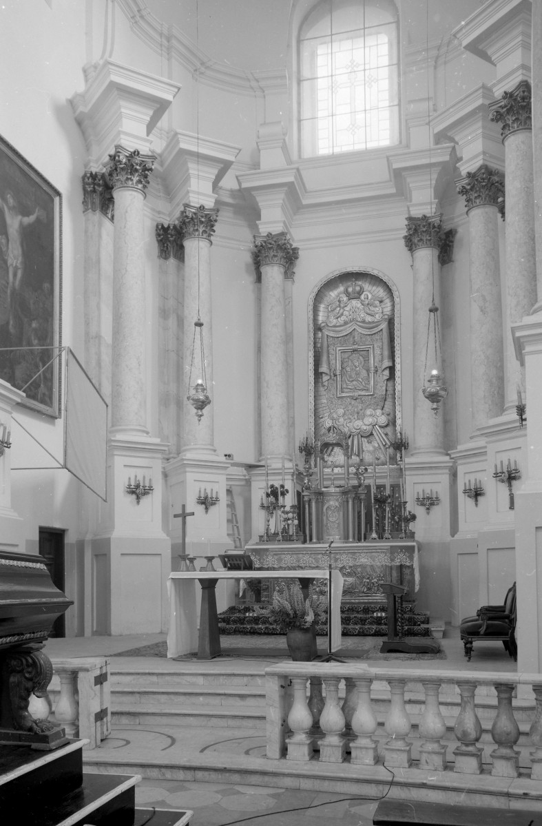 Bazylika Narodzenia NMP - wnętrze: prezbiterium z ołtarzem głównym. , skan 1